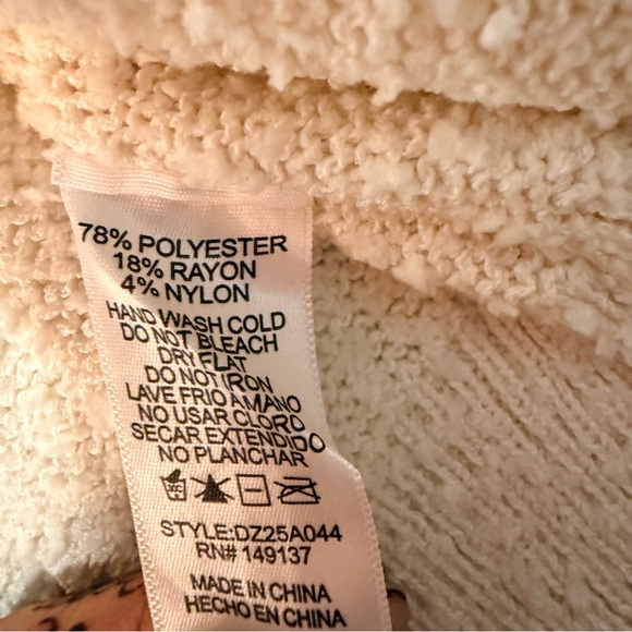 New with tags! Women's Cream Cardigan Sweater Size Medium - Picture 7 of 12